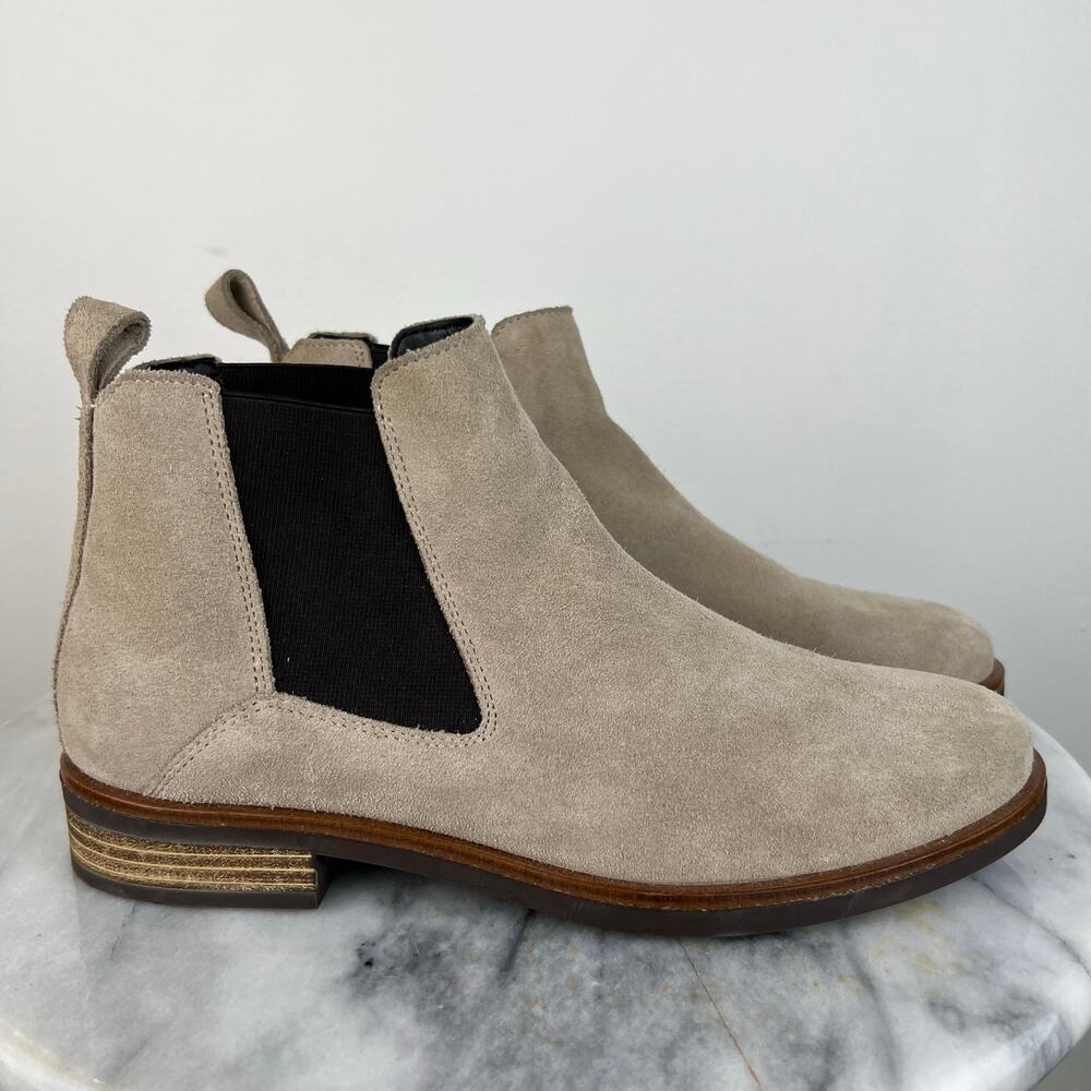 Clarks Women's Beige Suede Pull On Ankle Chelsea Boots (Sz 8.5) - Picture 10 of 11